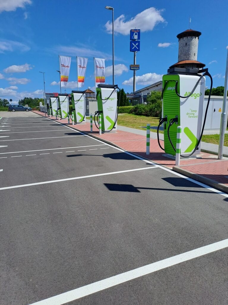Moderne Allego Ladestationen für Elektroautos in einer Parkzone.