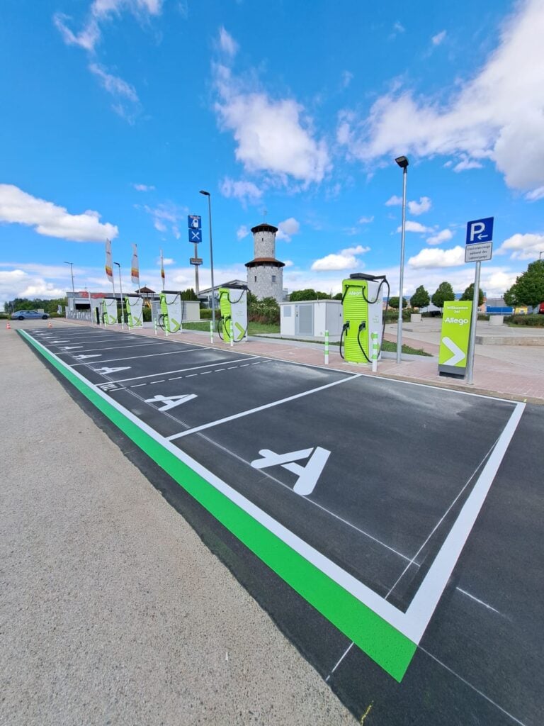 Moderne Allego Ladestation mit mehreren Ladestationen für Elektroautos.