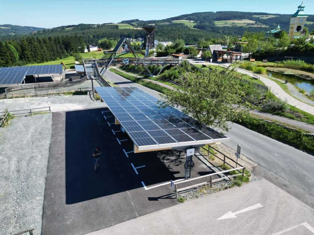 Eisgreissler 4 Photovoltaik-Module auf dem Dach des Eisgreissler, nachhaltige Energiequelle.