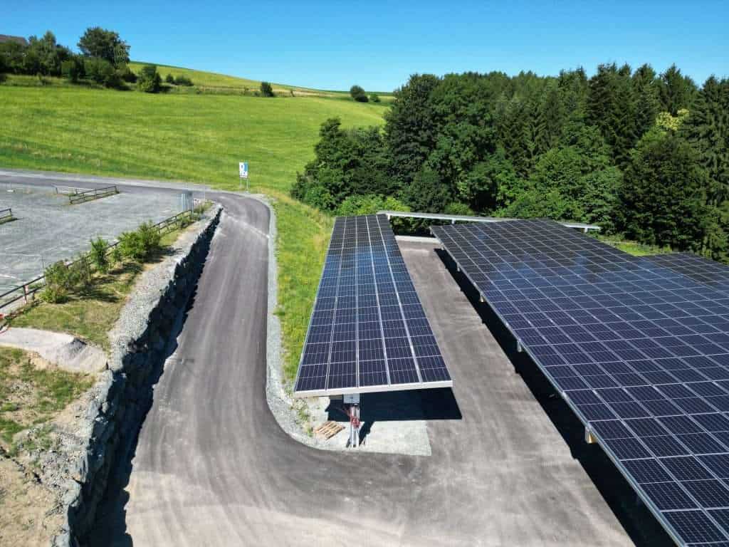 Eisgreissler 5 Photovoltaik-Module auf dem Dach bei Eisgreissler, nachhaltige Energiequelle.