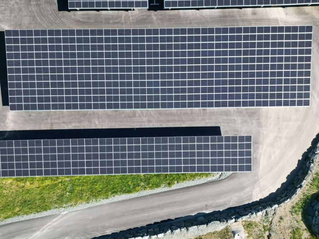 Eisgreissler 6 Große Solarparks auf dem Dach von Eisgreissler, nachhaltige Energiequelle.