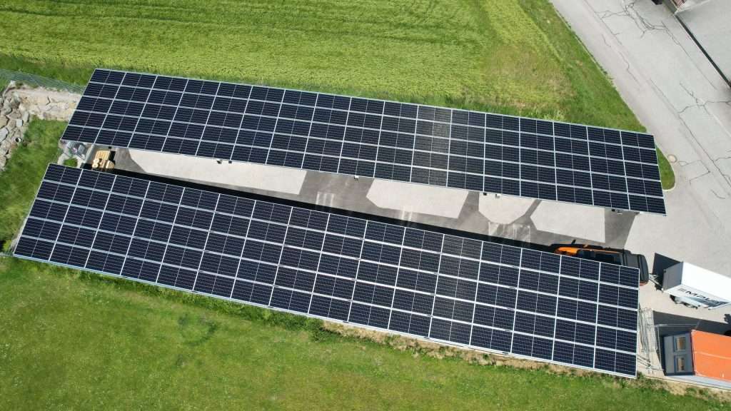 Gemeinde Strengberg 1 Großflächige Photovoltaik-Module in Gemeinde Strengberg für nachhaltige Energie.