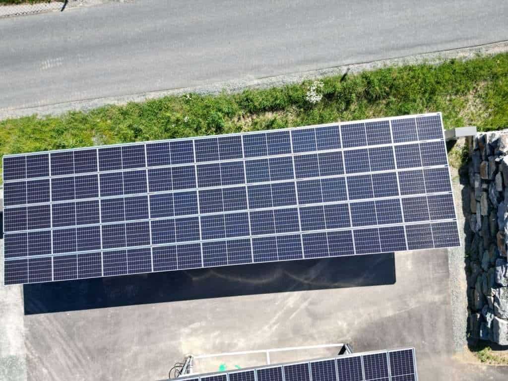 Eisgreissler 9 Photovoltaik-Panel auf dem Dach des Eisgreissler-Geschäfts.