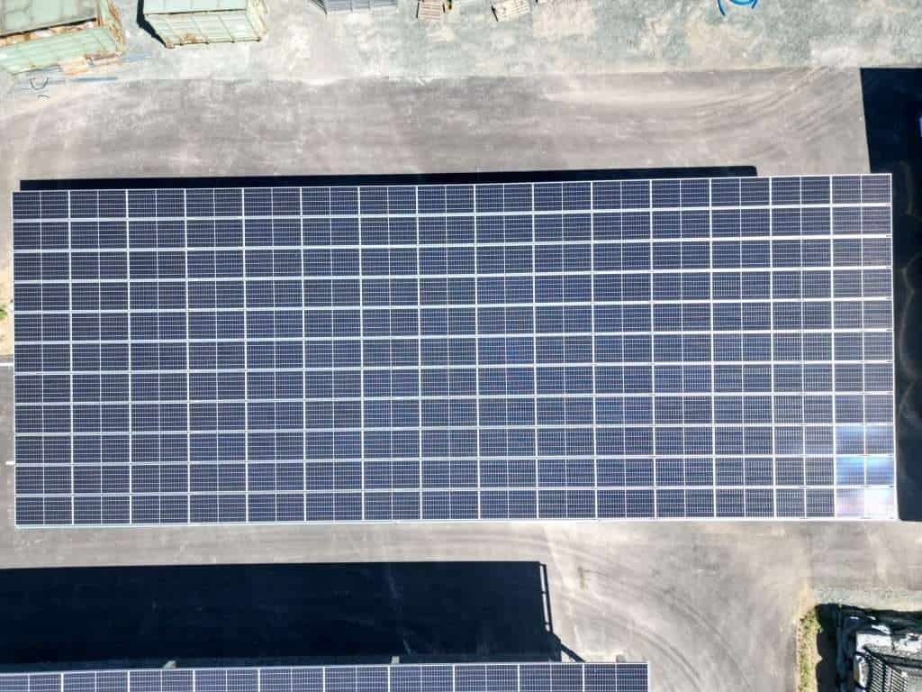 Eisgreissler 10 Großflächige Solarmodule auf dem Dach von Eisgreissler für nachhaltige Energie.