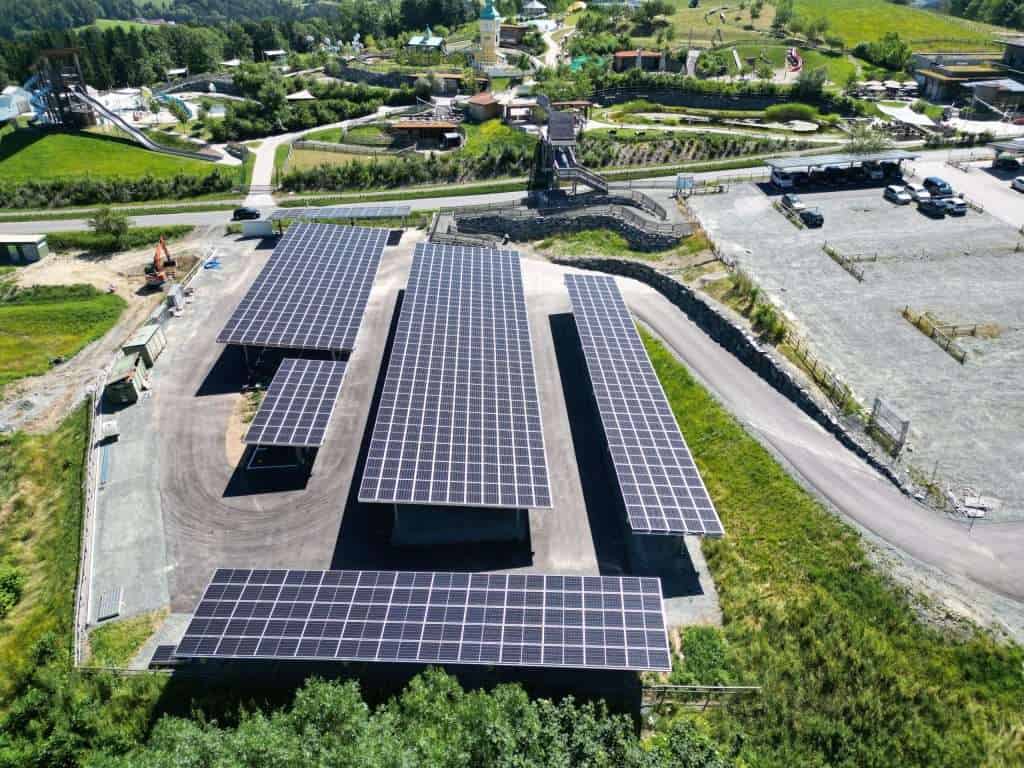 Photovoltaik-Module auf moderner Infrastruktur in Österreich.