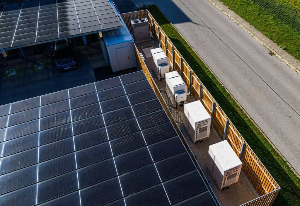 Österreichs innovativster Ladepark 2 Hochmodernes Ladepark mit Solaranlagen und Schnellladestationen für Elektrofahrzeuge.