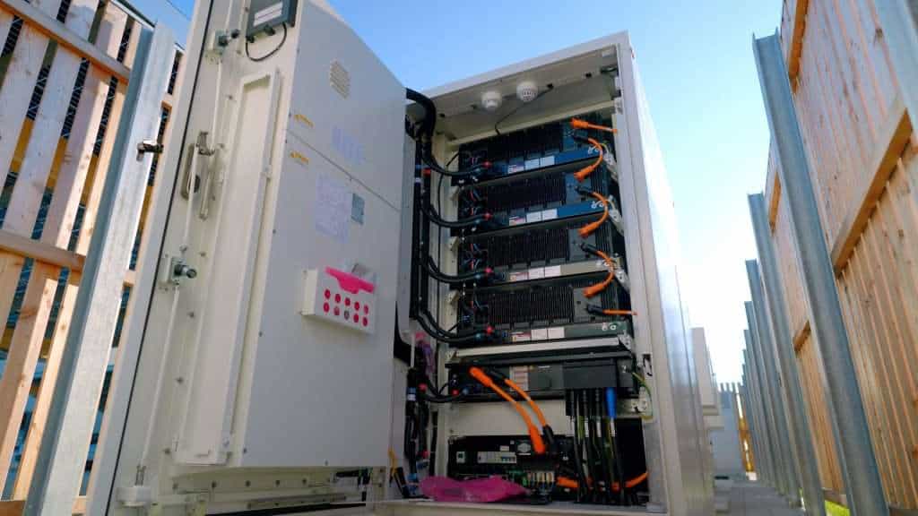 Großes Batteriespeicher-Container für nachhaltige Energieversorgung.