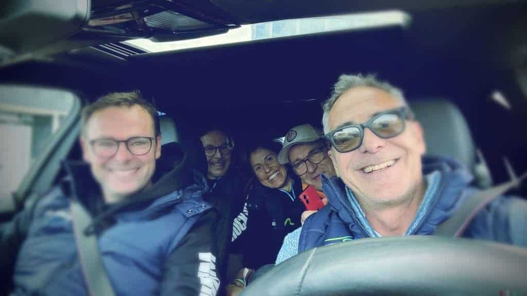 Mehr Spaß beim Fahren mit Freunden in einem Elektroauto.