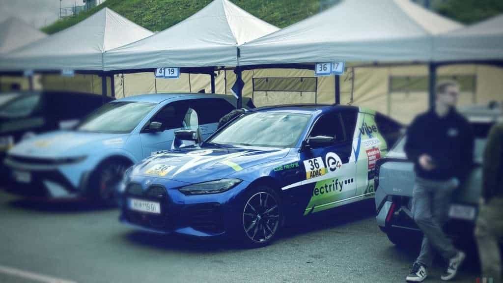 Elektroauto mit Branding und Rennsport-Design.