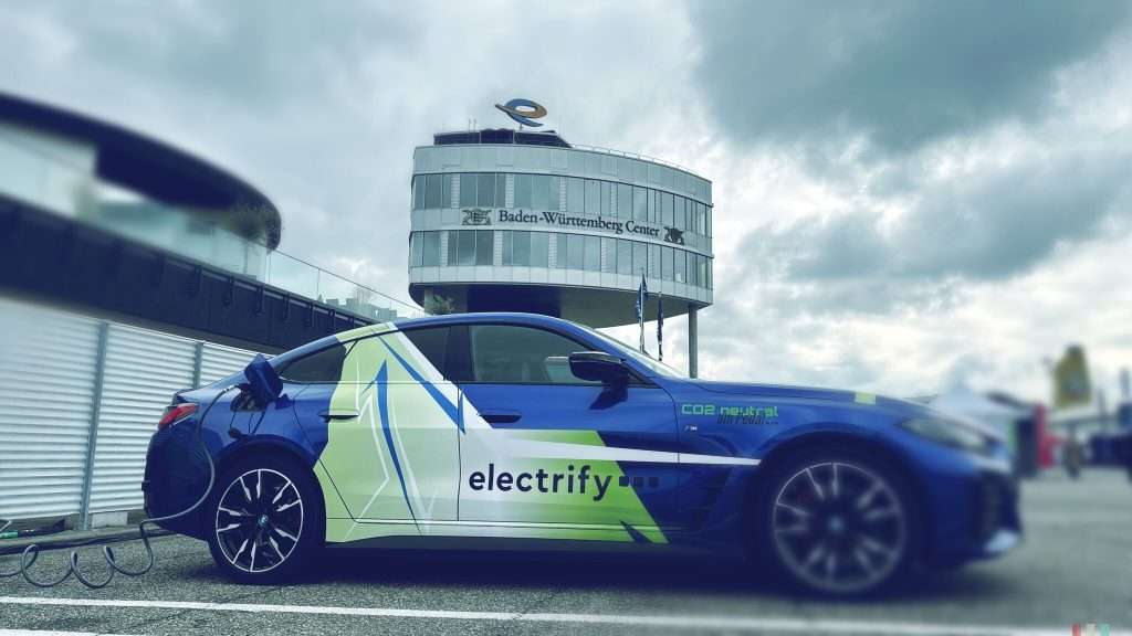Elektroauto beim Laden an der Electrify Ladestation, umweltfreundliche Mobilität.