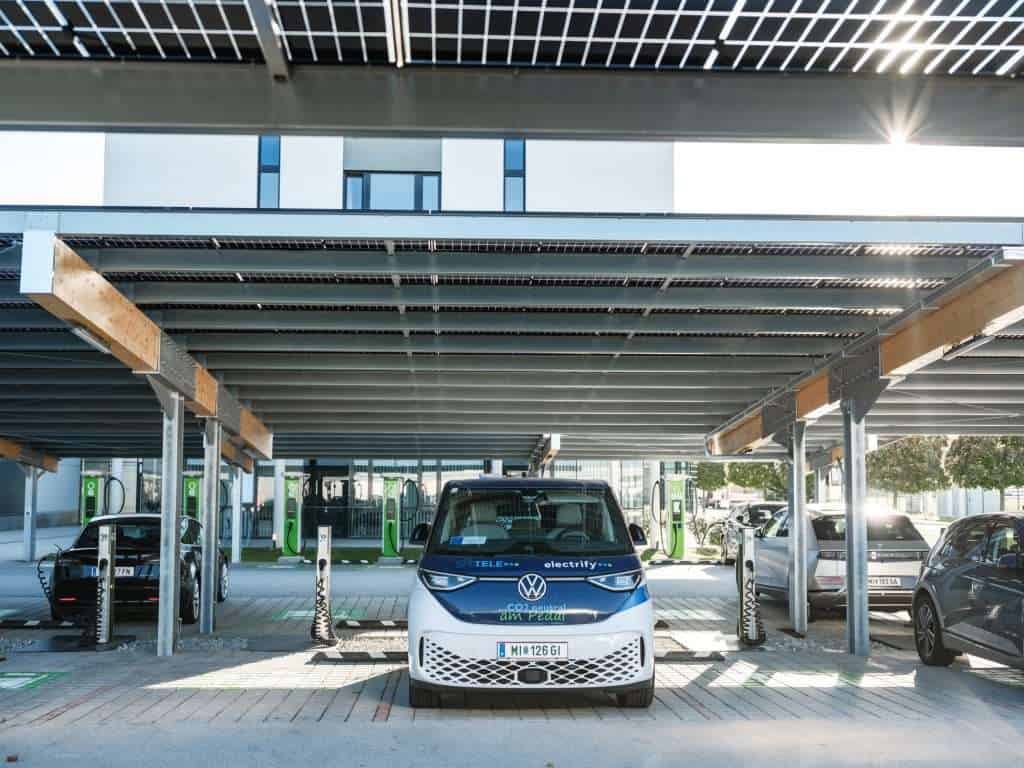 Elektroauto an moderner Ladestation im Ladepark.