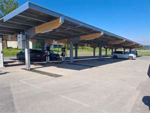 Solarbetriebene E-Ladestation im Freien in Rastenfeld, umweltfreundliche Ladung für Elektrofahrzeuge.