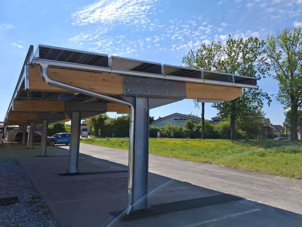 E-Ladestation mit Solarpanelen in Rastenfeld, nachhaltige Energie für Elektrofahrzeuge.