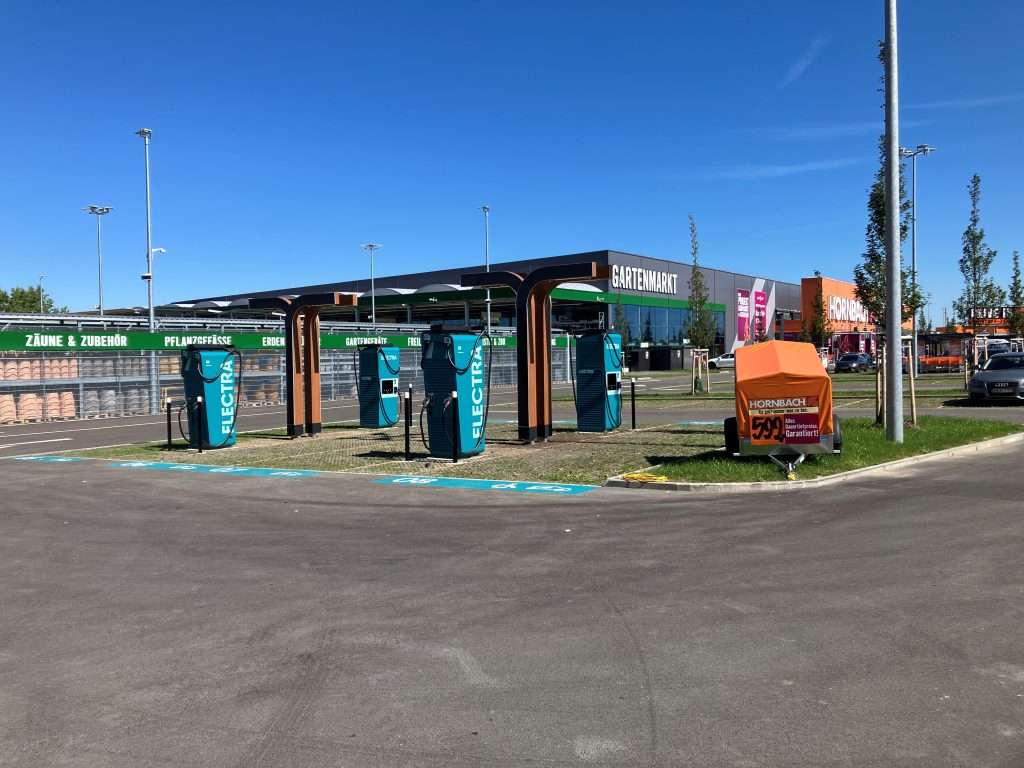Electra Charging AUT GmbH 1 Ladestation für Elektroautos mit mehreren Ladepunkten im Einkaufszentrum. Umweltfreundliche Energie.