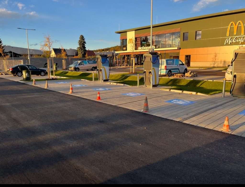 Ladestation für Elektroautos vor MER Austria mit mehreren Ladepunkten.