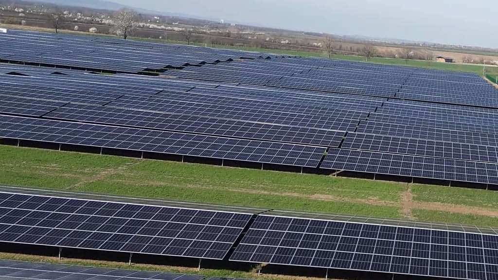 Großflächige Solarzellen auf einer nachhaltigen Energieanlage.