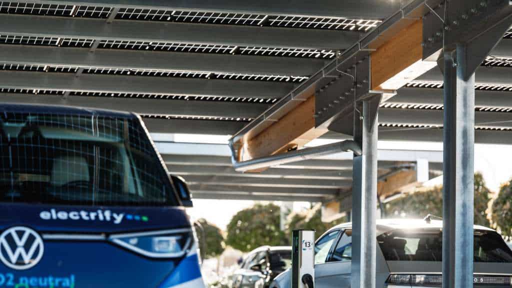 Elektroauto lädt an einer Ladestation bei Electrify, nachhaltige Mobilität.
