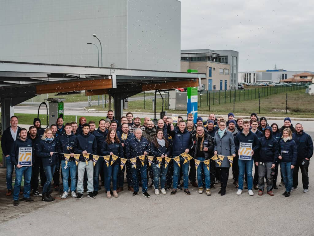 Foto zeigt alle Mitarbeiter:innen der electrify